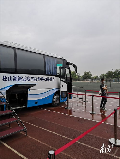 東莞啟用移動疫苗車與移動CT車，開啟高效便民健康服務新模式